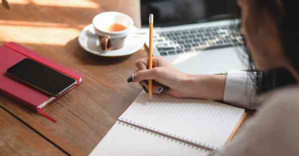 冬天摄影师拍活动_冬天摄影师帽子